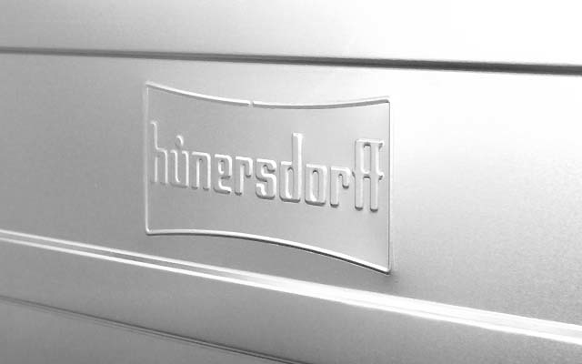 Hunersdorff ロゴがエンボス加工されています